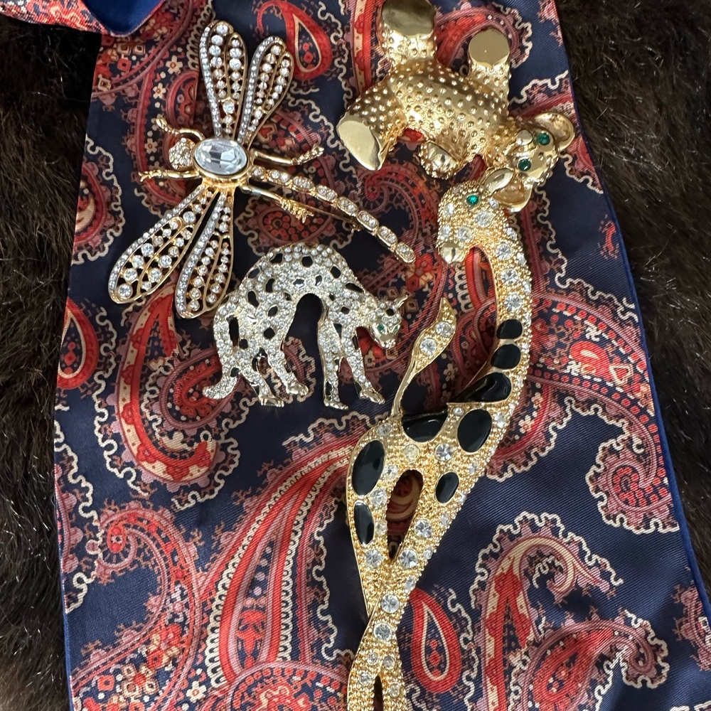 Large Gold Tone Dragonfly Brooch with Clear Crystals - Picture 3 of 7